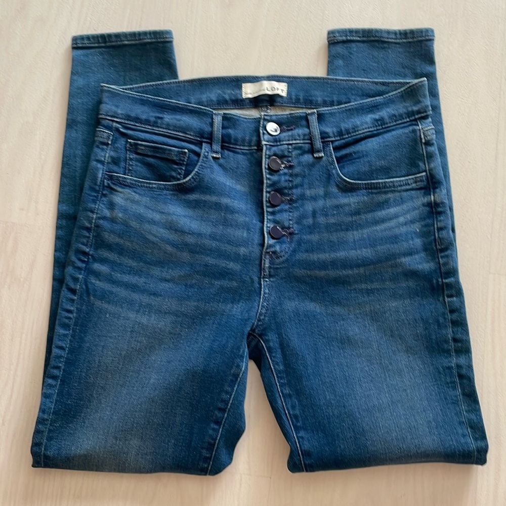 Loft women’s size 29 (8) skinny jeans. Excellent condition.